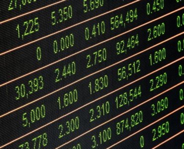 Opcje vs. futures: najważniejsze różnice w świecie instrumentów pochodnych wyjaśnione po ludzku