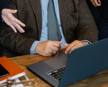 Wyższe prowizje w ubezpieczeniach: skuteczne techniki negocjacji dla agentów