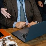Wyższe prowizje w ubezpieczeniach: skuteczne techniki negocjacji dla agentów