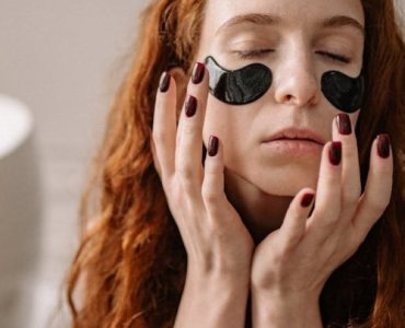 Pożegnaj poranne cienie: 11 naturalnych trików na świeże spojrzenie bez opuchlizny pod oczami