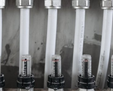 Podłogowe ciepło bez tajemnic: porównujemy wodne, elektryczne i hybrydowe systemy ogrzewania