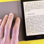 Kolor czy klasyczna szarość? E‑papier pod lupą: najważniejsze różnice, które pomogą Ci wybrać idealny czytnik