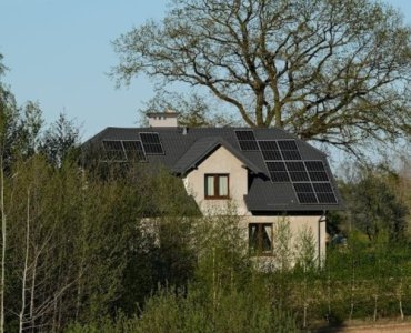 Off‑grid czy on‑grid? Porównanie fotowoltaiki: koszty, niezależność i opłacalność